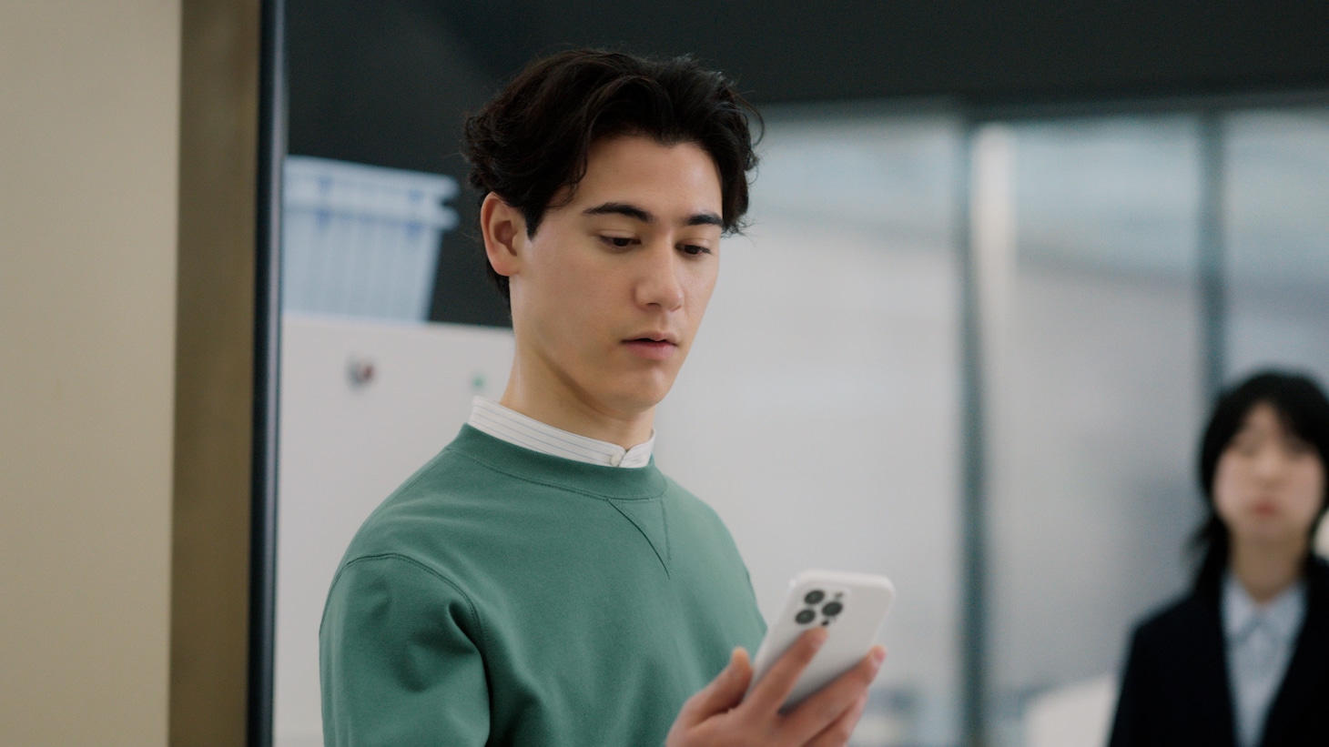 ユニクロの新CM「LifeとWear / 空港」編より。