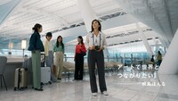 ユニクロの新CM「LifeとWear / 空港」編より。