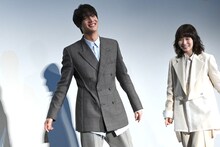 中川大志と松岡茉優。