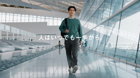 ユニクロの新CM「LifeとWear / 空港」編より。