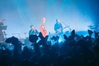 タオルを回してファンと“遊ぶ”TOMOO。（Photo by Kana Tarumi）