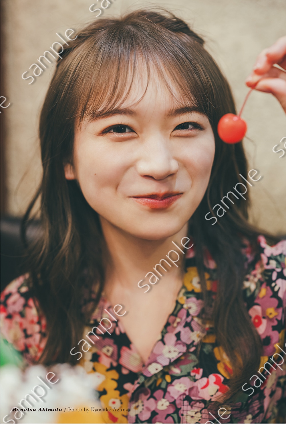 秋元真夏卒業記念写真集「振り返れば、乃木坂」星野書店特典ポストカードサンプル画像