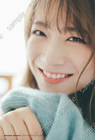 秋元真夏卒業記念写真集「振り返れば、乃木坂」楽天ブックス特典ポストカードサンプル画像