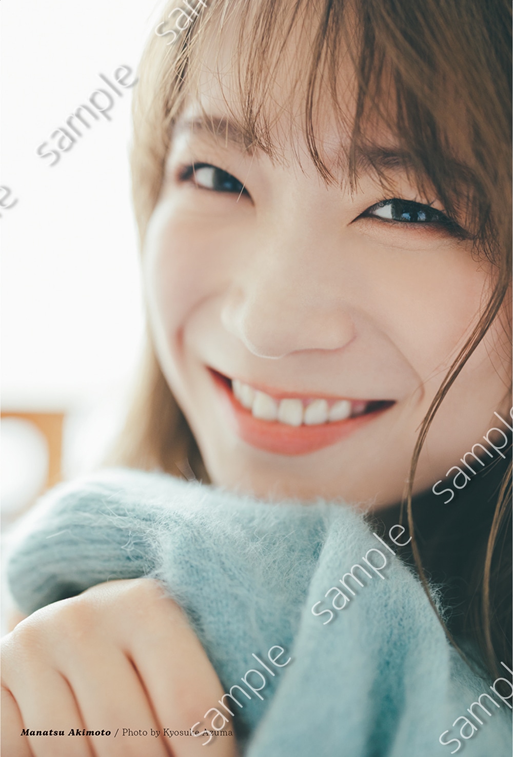 秋元真夏卒業記念写真集「振り返れば、乃木坂」楽天ブックス特典ポストカードサンプル画像