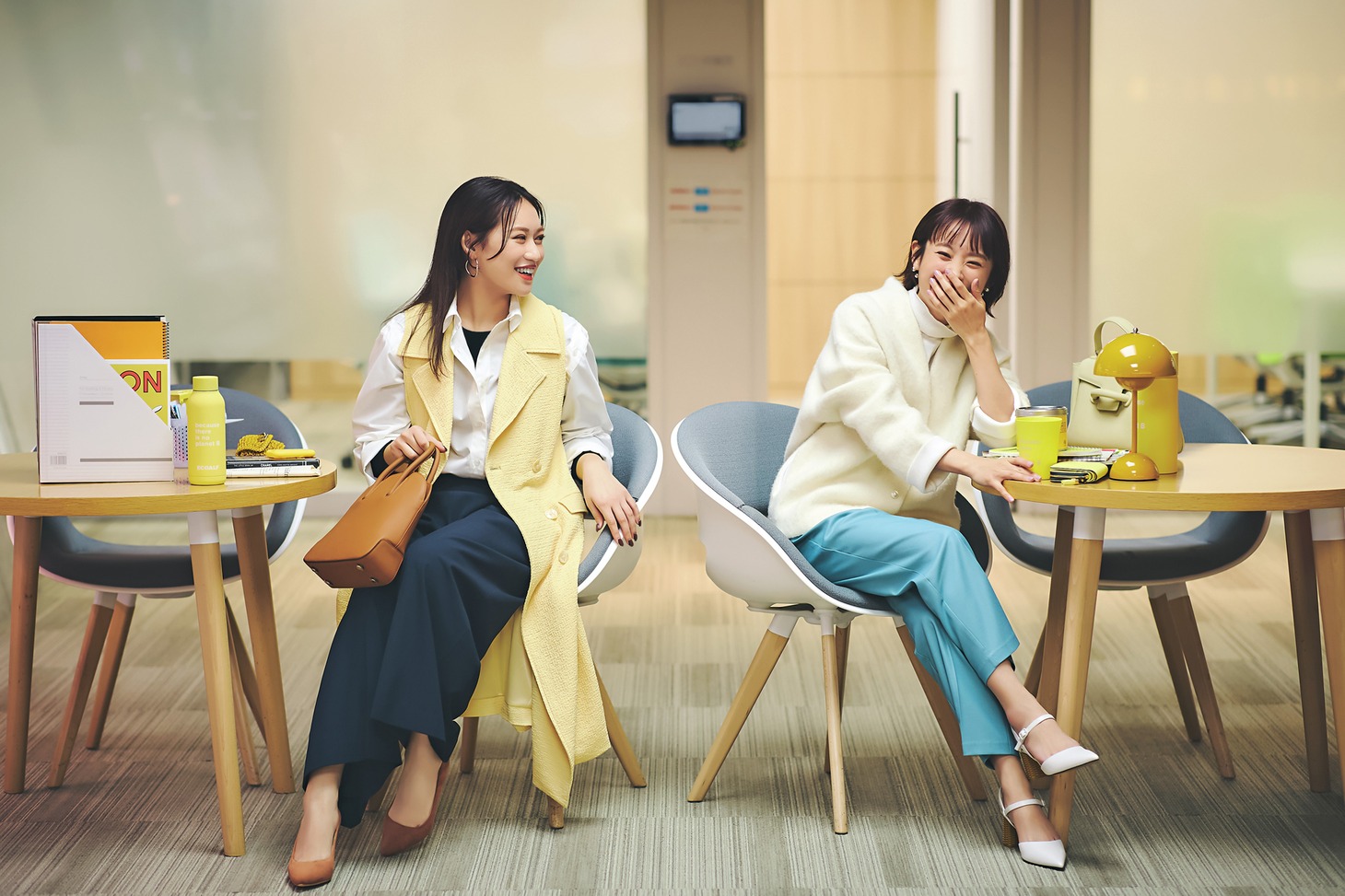 左から社会人1年目役の佐々木莉佳子（アンジュルム）、佐々木の憧れの先輩＆オタ活仲間役として登場した高橋愛。