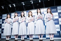 左から井上和、遠藤さくら、久保史緒里、秋元真夏、賀喜遥香、菅原咲月。