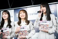 左から久保史緒里、秋元真夏、賀喜遥香。