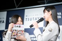 遠藤さくら（右）の自分へのコメントを照れながら聞く井上和（左）。