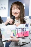 同期で撮った写真を見せる秋元真夏。