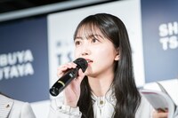 梅澤美波のまつげの美しさを力説する久保史緒里。