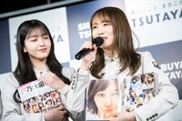 左から久保史緒里、秋元真夏。