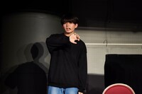 上京した学生役の松本勇輝。（撮影：上溝恭香）