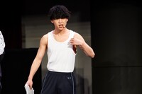 タンクトップ姿の主演を演じる堀内結流。（撮影：上溝恭香）