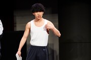 タンクトップ姿の主演を演じる堀内結流。(撮影:上溝恭香)