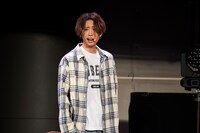 困惑するTAKA。（撮影：上溝恭香）