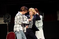 かつらを押さえながら無茶振りに答える添田陵輔。（撮影：上溝恭香）