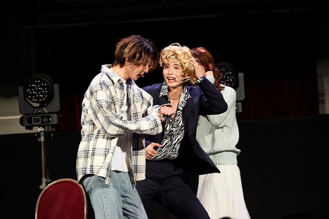 かつらを押さえながら無茶振りに答える添田陵輔。(撮影:上溝恭香)