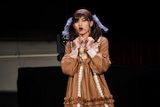 コテコテの設定を持つアイドル役の田倉暉久。(撮影:上溝恭香)