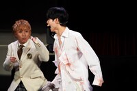 奇声を発する鈴木志音と思わず構えを取る綾介。（撮影：上溝恭香）