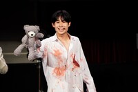 狂気に満ちた姿の鈴木志音。（撮影：上溝恭香）