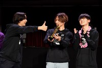 トロフィーを手にしたセンター3。（撮影：上溝恭香）