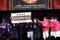 優勝賞金として“1000万つば男”が授与された瞬間。（撮影：上溝恭香）