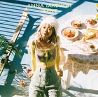 竹内アンナ、さまざまな衣装で新曲「WILD & FREE」MV出演