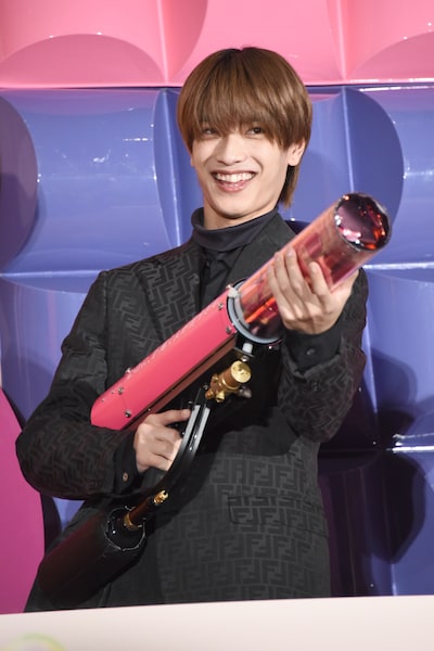 キャノン砲を持つ高橋恭平（なにわ男子）。