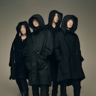 フードをかぶったGLAY、その視線の行く先は