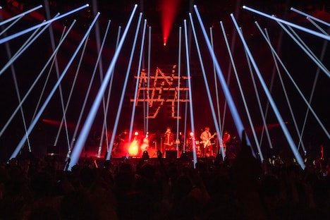 ポルノグラフィティ「18thライヴサーキット“暁”」日本武道館公演の様子。（撮影：入日伸介）