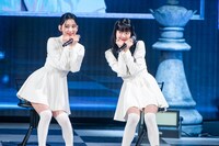 本人とともにHONG EUNCHAE（右）のコンセプトフォトを再現するSAKURA（左）。