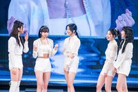 ミッションの作戦を立てるLE SSERAFIM。