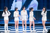 KNIGHTとNIGHTを間違えている様子のHONG EUNCHAE（右端）。