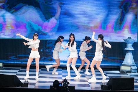 わちゃわちゃと踊るLE SSERAFIM。