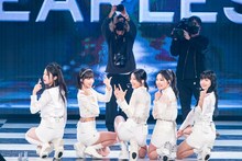 記念撮影するLE SSERAFIM。