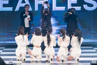 記念撮影するLE SSERAFIM。