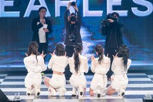 記念撮影するLE SSERAFIM。