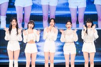 FEARNOTに手を振るLE SSERAFIM。