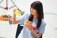 「アジアのジューシー」ミュージックビデオのメイキングより。