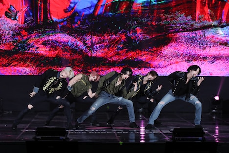 「Sugar Rush Ride」をパフォーマンスするTOMORROW X TOGETHER。 (P)&(C) BIGHIT MUSIC