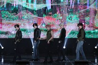 「Sugar Rush Ride」をパフォーマンスするTOMORROW X TOGETHER。 (P)&(C) BIGHIT MUSIC