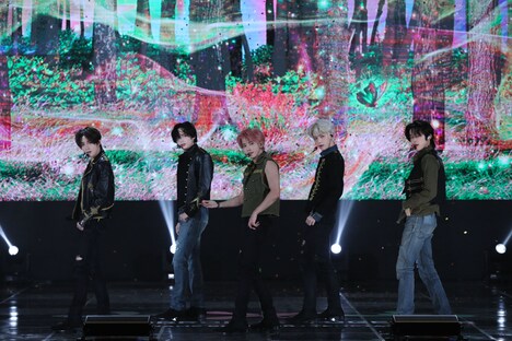 「Sugar Rush Ride」をパフォーマンスするTOMORROW X TOGETHER。 (P)&(C) BIGHIT MUSIC