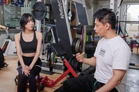 足立光先生（右）の話に真剣に耳を傾ける隈本茉莉奈さん（左）。