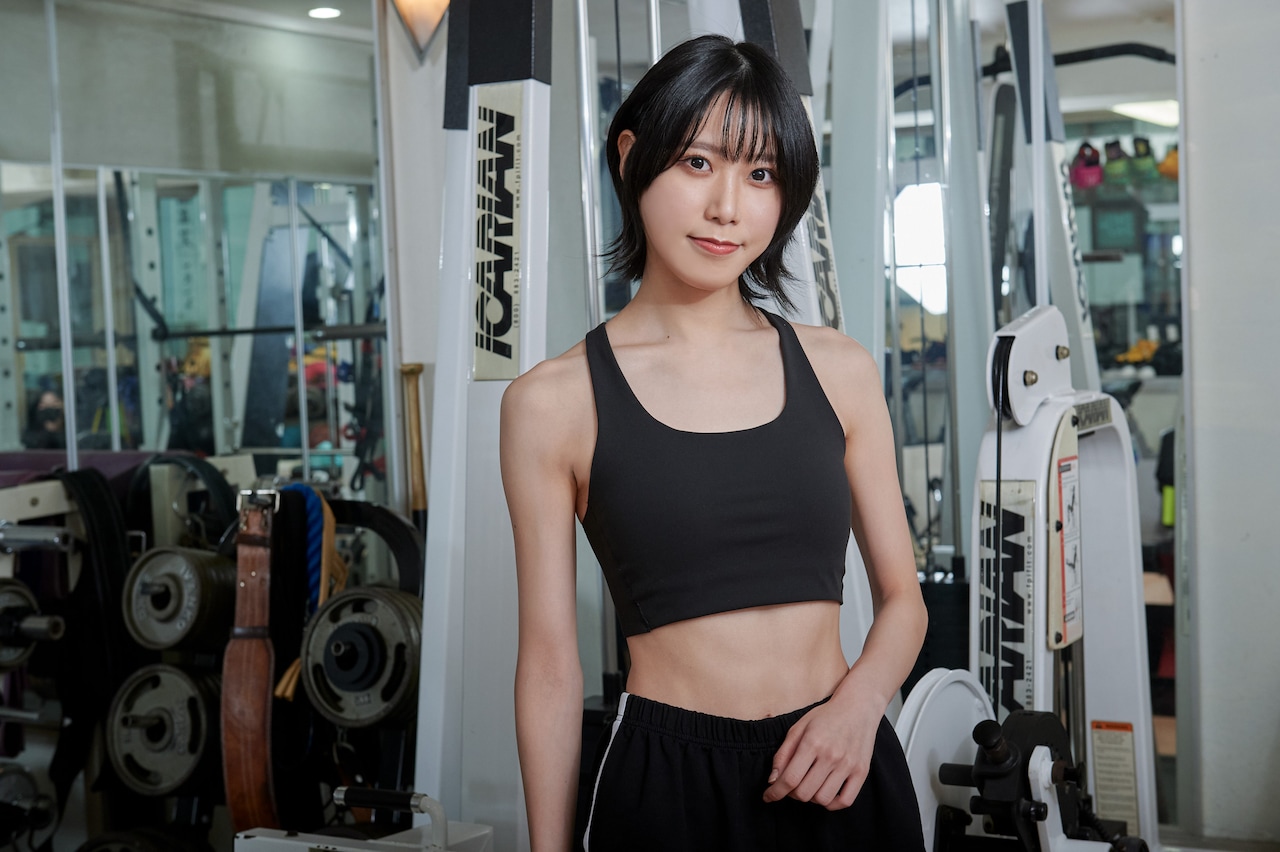 鍛え上げた腹筋を見せる隈本茉莉奈さん。