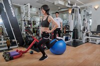 慣れないバランスボールを使って慎重にバランスを取る隈本茉莉奈さん。