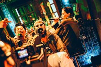 顔馴染みのバーでパフォーマンスする梅田サイファー。