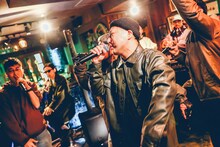 顔馴染みのバーでパフォーマンスする梅田サイファー。