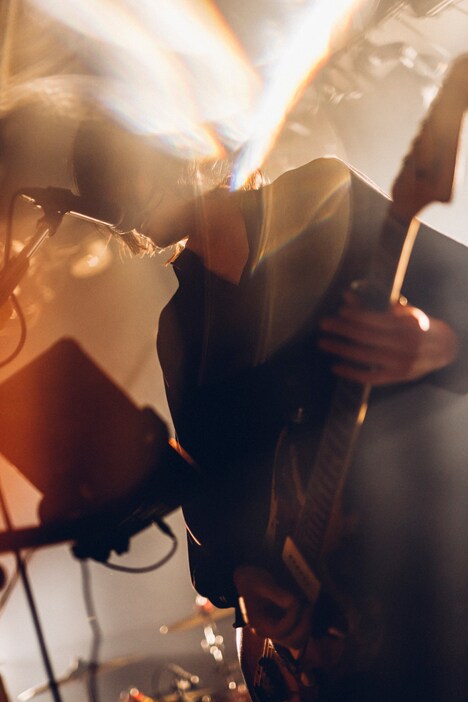 シノダ（Vo, G）（撮影：西槇太一）