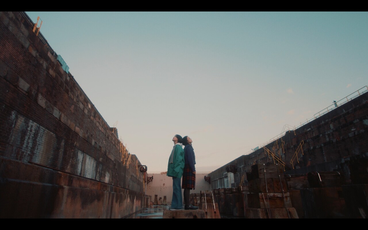 indigo la End「名前は片想い」MV公開、高石あかり＆羽音がフィンガーダンス披露