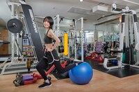 最初は前方の脚をまっすぐにして立ち、その後ゆっくりと重心を落としていきます。